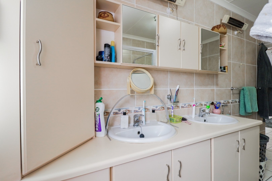 4 Bedroom Property for Sale in Fraaiuitsig Western Cape